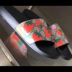 STRAWBERRY GUCCI SLIDES